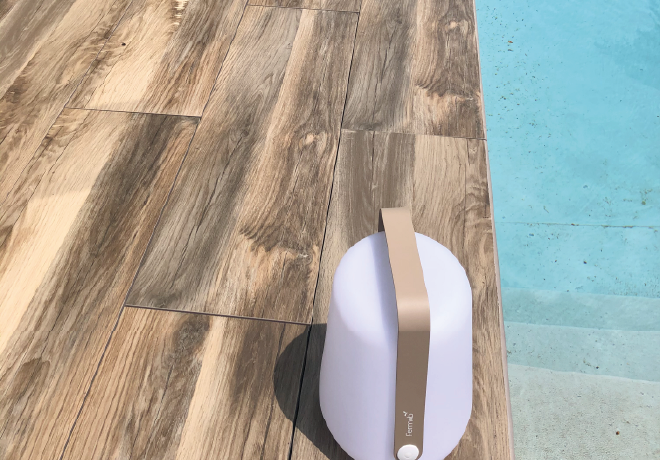 Terrasse carrelée effet bois en bord de piscine - réalisation EQUATION