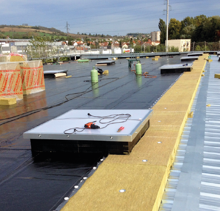 Chantier d'étanchéité de toiture terrasse industrielle avec isolation - EQUATION Auvergne